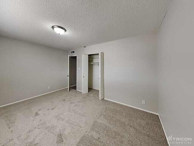 Building Photo - 1121 W 12th Pl