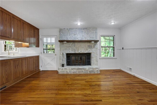 Building Photo - 4684 Ben Hill Dr