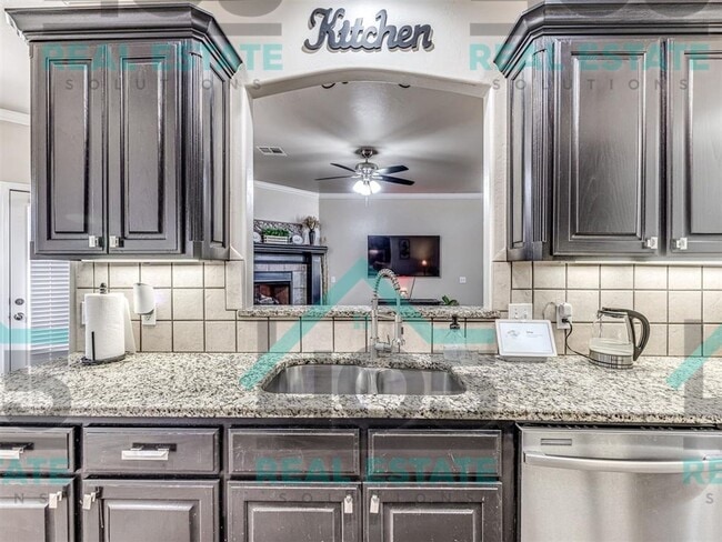 Building Photo - Amazing Rental in Choctaw