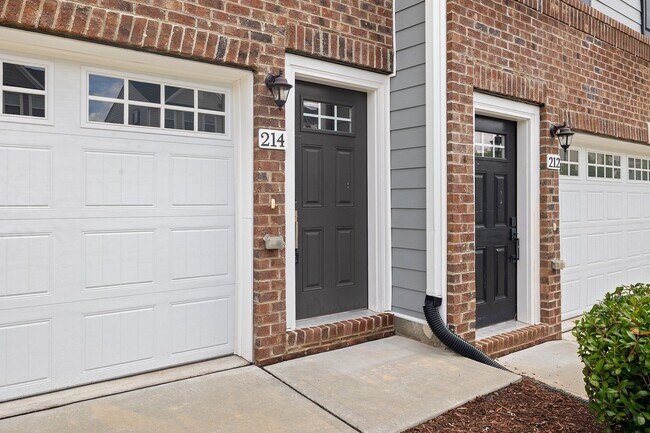 Building Photo - **End Unit 3/3 Townhome in Great Location**