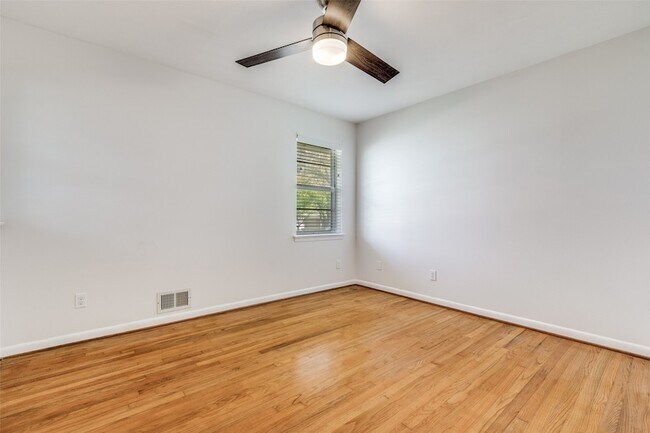 Building Photo - 401 Daisy Dr