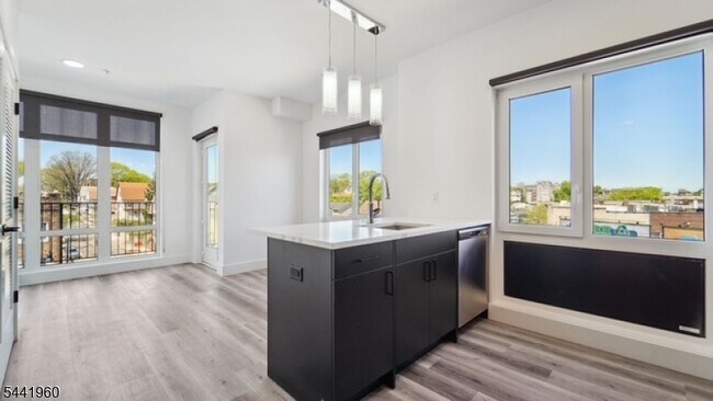 Building Photo - 100 Washington St