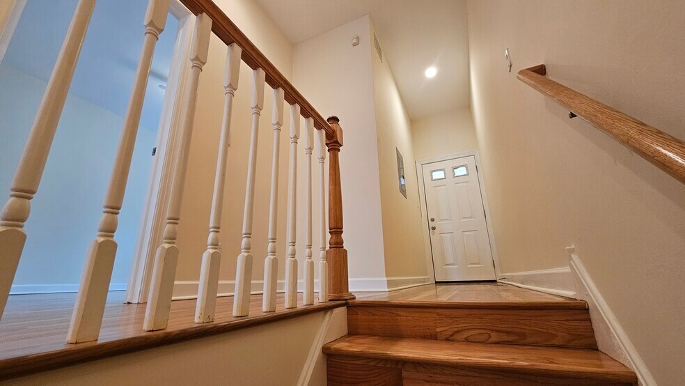 Building Photo - 511 N Hartland Ct