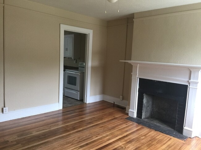 Building Photo - 1400- B Summit Ave