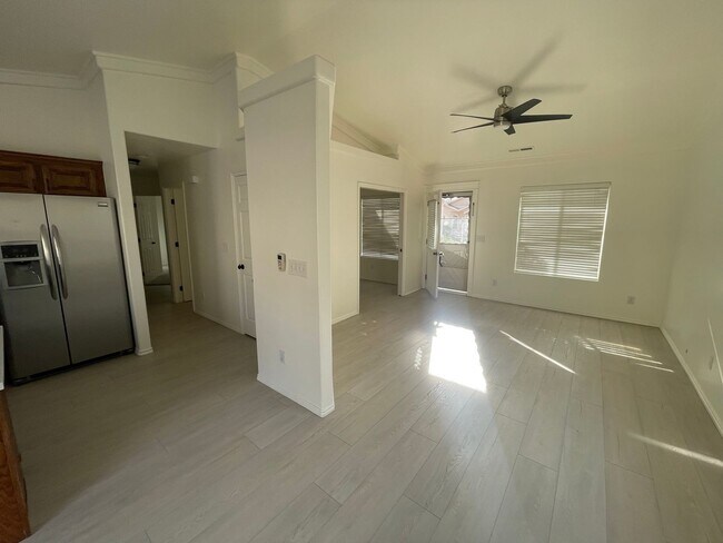Building Photo - Fresh remodel in quiet neighborhood!  Comm...