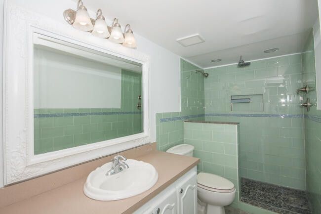 Building Photo - 301 Croton Ave