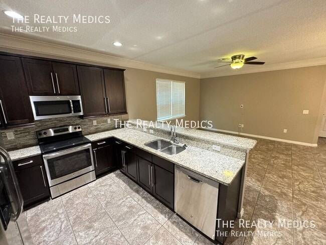 Building Photo - 15764 Ave Of The Arbors
