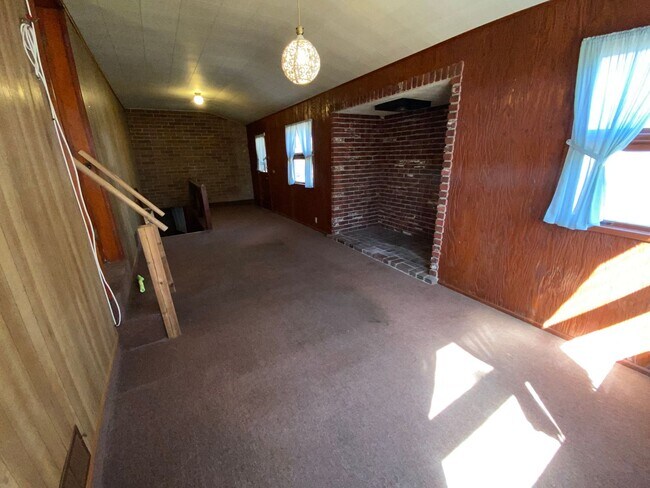 Building Photo - Private Charming Home!