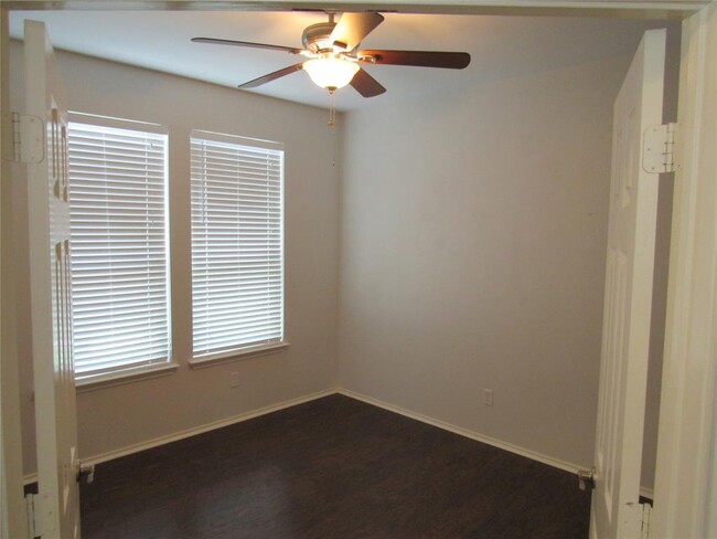 Building Photo - 917 Truman Ln