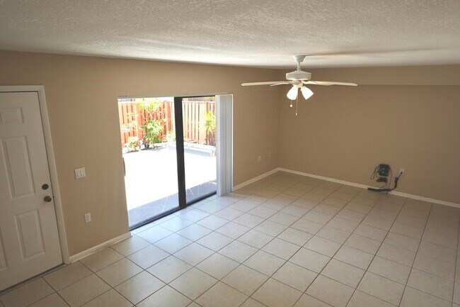 Building Photo - 1008 10th Ct