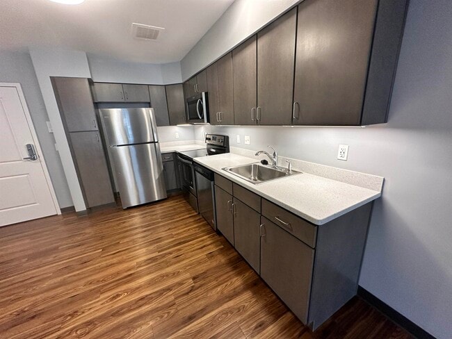 Building Photo - 52 E Ridge Dr