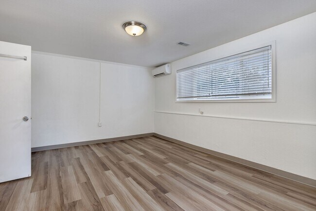Building Photo - 1 Bed 1 Bath in Prime NW District!