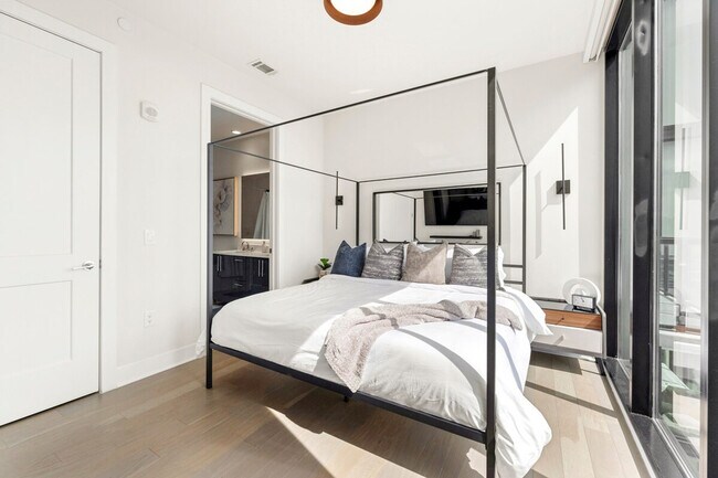 Building Photo - 1400 W Peachtree St NE