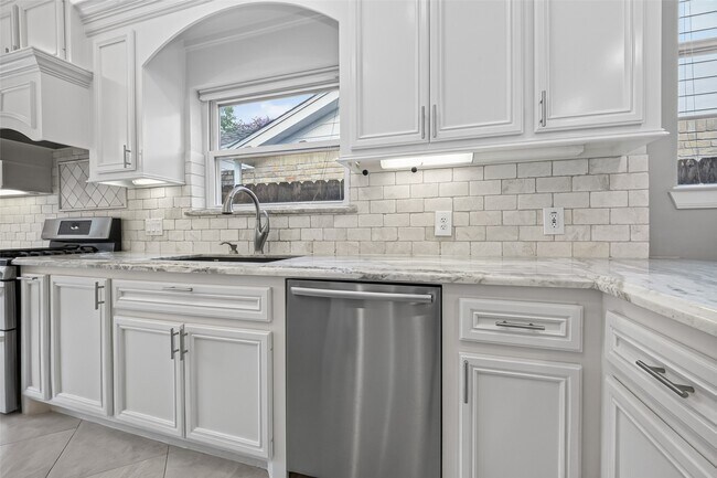 Building Photo - 10310 Chevy Chase Dr