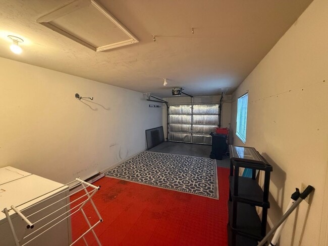 Building Photo - 3 Bedroom Backing up to San Felasco Hammock