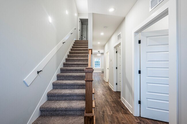 Building Photo - 809/811 Rodeo Lane