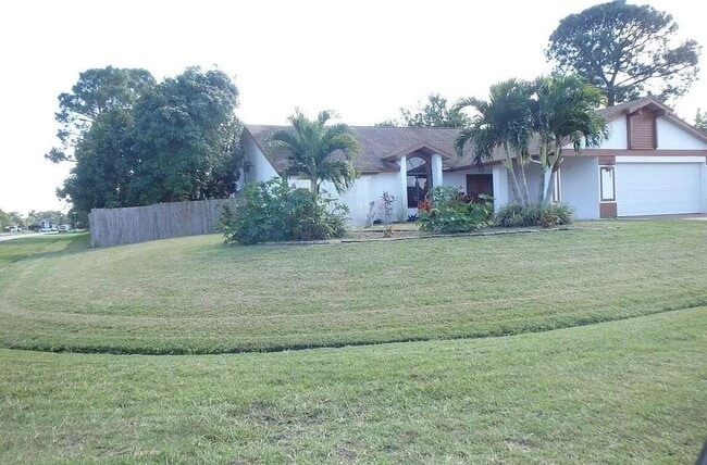 Primary Photo - 566 SE Damask Ave