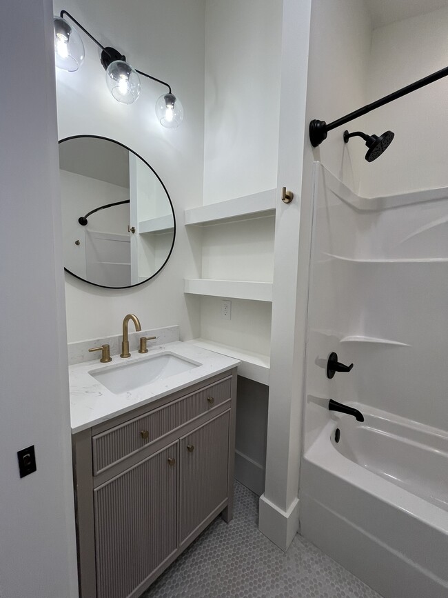 2nd bathroom - 112 W Oldham Ave