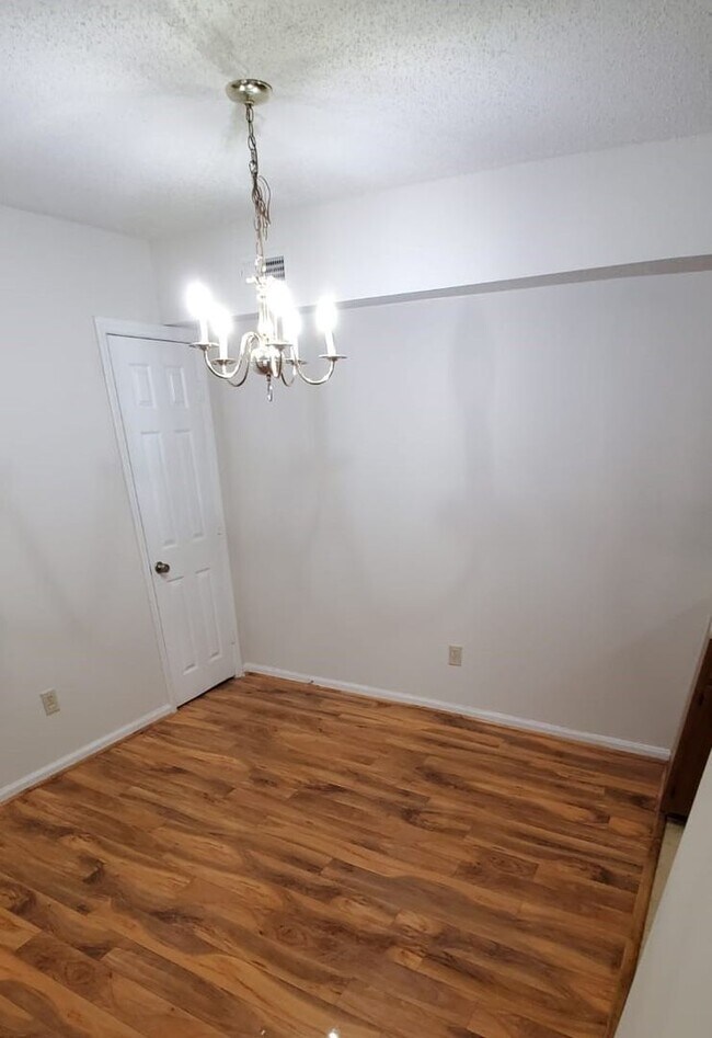 Building Photo - READY TO MOVE IN !!  2 Beds/2Baths!