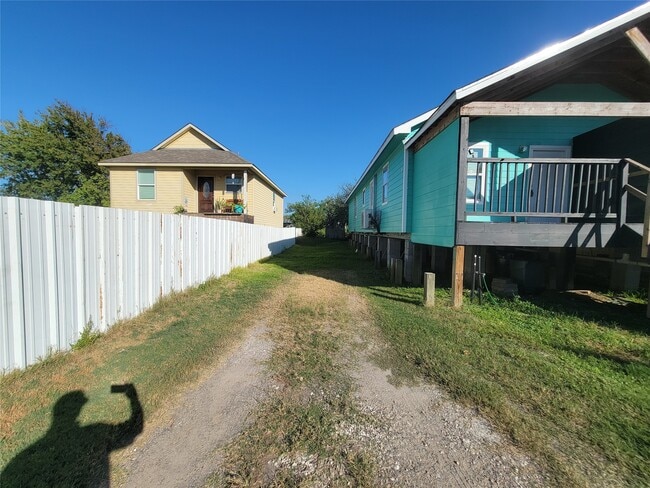 Building Photo - 715 11th St