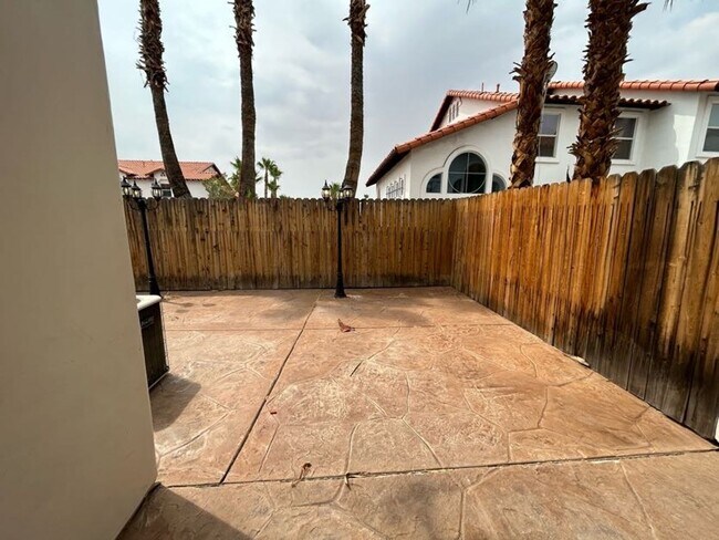 Building Photo - A Beautiful Town Home around the Spring Va...