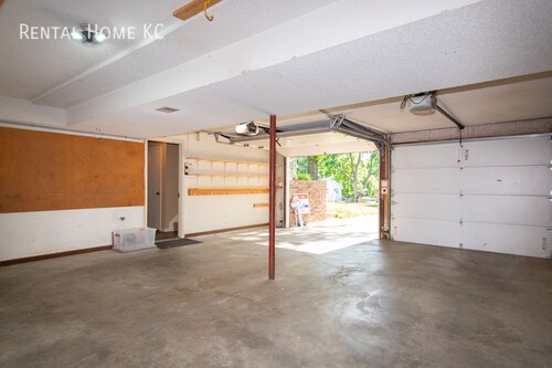 Building Photo - Beautifully updated split level with Finis...