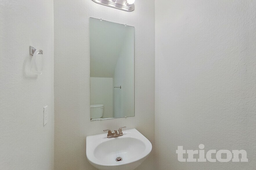 Building Photo - 1242 Yukon Dr