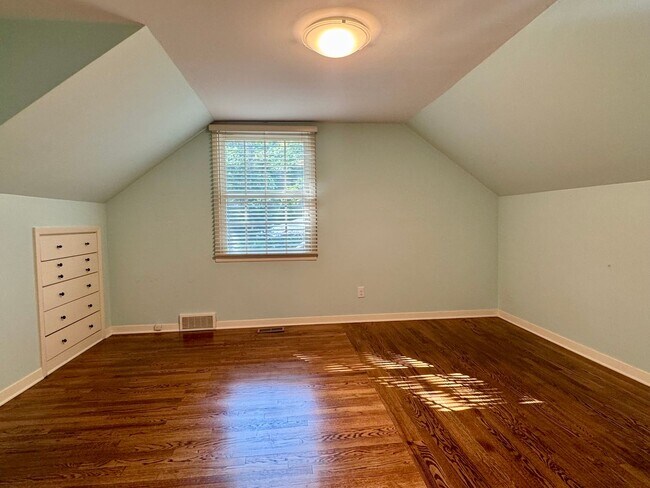 Building Photo - Rare lease opportunity in Leawood + Spacio...