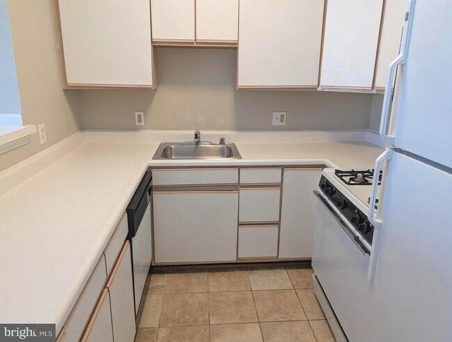 Building Photo - 673 Constellation Square SE