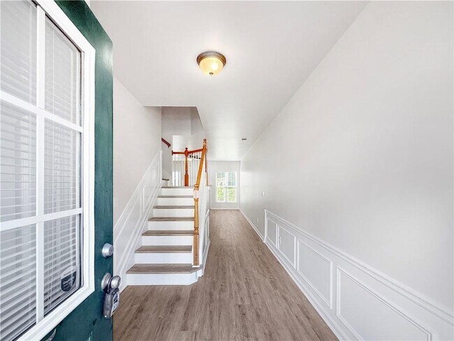 Building Photo - 2425 Fairlie Dr