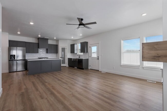 Building Photo - DARLING twin home located in Sugar City, Idaho 3 Bed 2 full baths with fully fenced yard and XL 2...