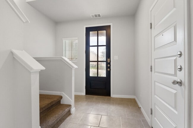 Building Photo - 3 Bedrooms and 2.5 Bathrooms located in Ca...
