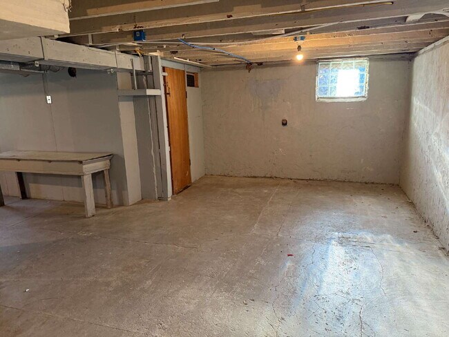 Building Photo - Charming 4 Bedroom Home with 2 Full Baths in Grand Rapids