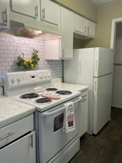 Spacious Kitchen - Angleton Manor