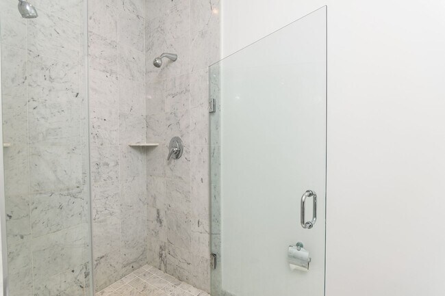 Building Photo - Luxury U St Condo | 2 Bed + Den | 2 Bath | 1,350 Sf | Large Balcony | 1 Garage Parking Space