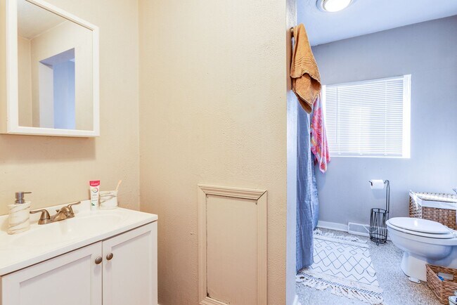 Building Photo - 1022 E Warrington Ave