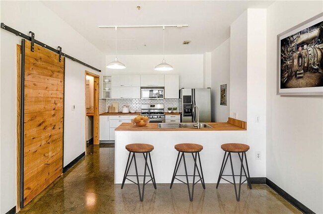 Building Photo - 2401 E 6th St