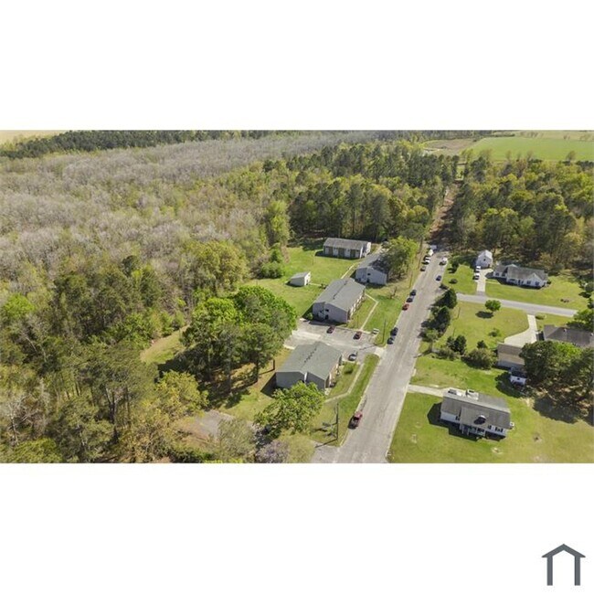 Building Photo - Charming & Spacious 3-Bedroom Apartment in Greenwood Park