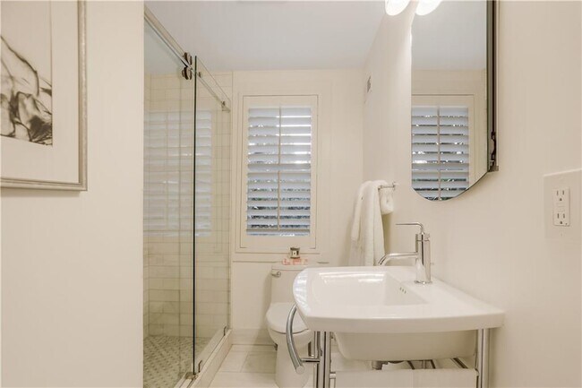 Building Photo - 115 Peachtree Memorial Dr NW