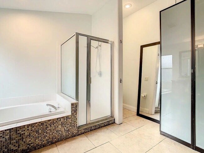 Building Photo - "Spacious 4-Bedroom Haven with 2 Full Baths in Brandon, FL – Your Dream Home Awaits!"