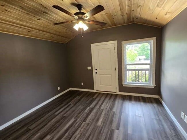 Building Photo - Cozy Cottage in West Batesville