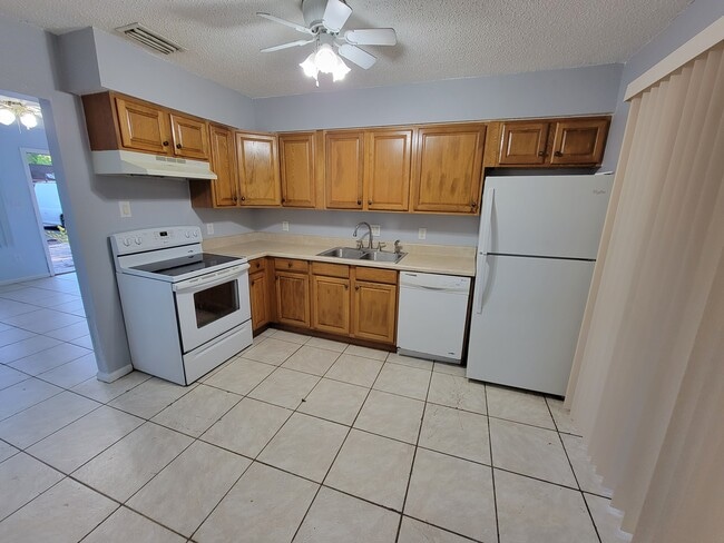 Building Photo - 4846 Royal Palm Ave