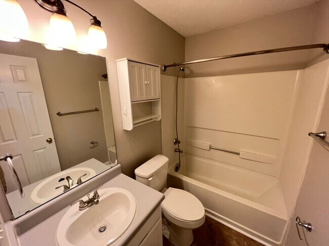 Building Photo - Fantastic 2 bedroom Durham House