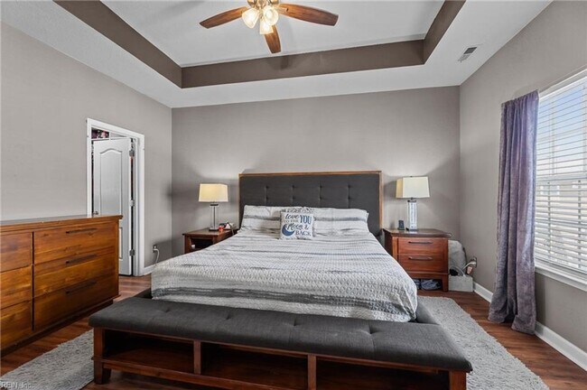 Building Photo - 3 Story Townhouse-style Condo Near Town Ce...