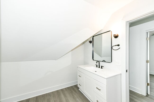 Building Photo - 942 W 27th St