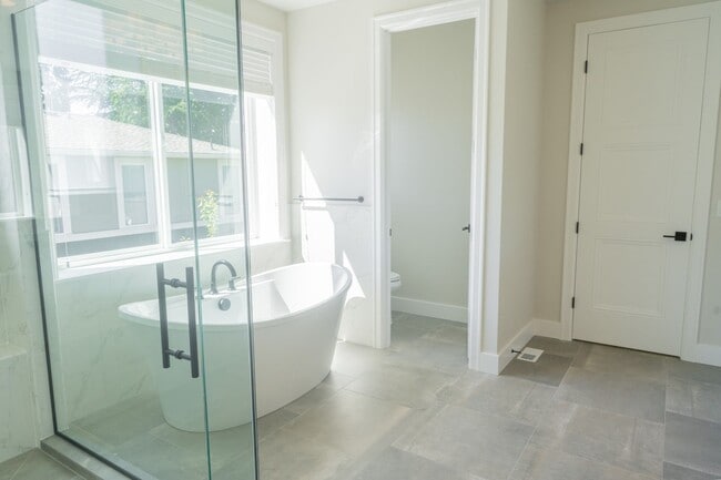 Building Photo - 5Bd/4.25Ba Kirkland House