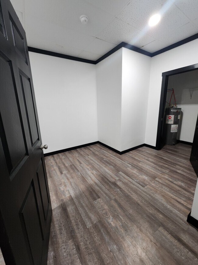 Building Photo - 1125 W 7th St