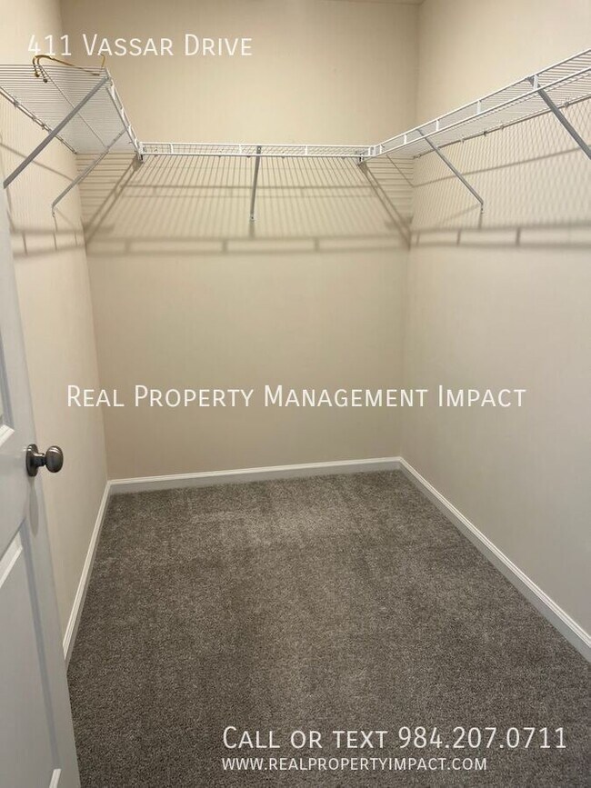 Building Photo - 411 Vassar Dr