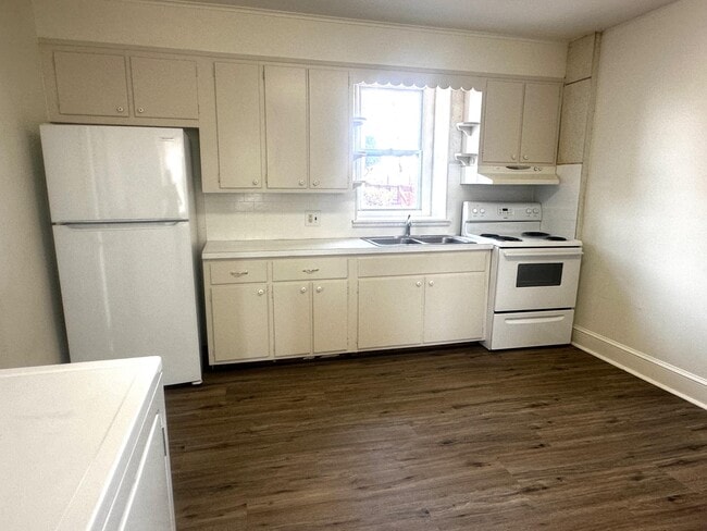 Building Photo - 381 W Ridge Pike