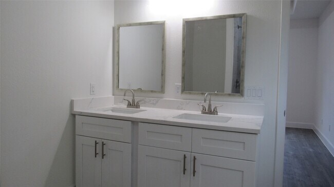 Building Photo - 401 Deep Woods Ln